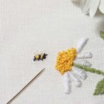 découvrez l'art de broder une fleur avec notre guide détaillé. apprenez les techniques, les points de broderie essentiels et laissez libre cours à votre créativité pour créer des œuvres florales qui embelliront vos projets textiles.