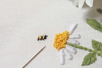 découvrez l'art de broder une fleur avec notre guide détaillé. apprenez les techniques, les points de broderie essentiels et laissez libre cours à votre créativité pour créer des œuvres florales qui embelliront vos projets textiles.