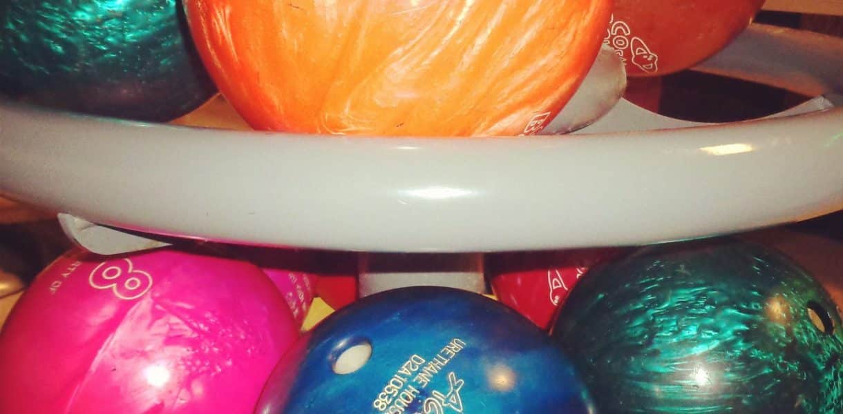 découvrez comment choisir la bonne boule de bowling adaptée à votre style de jeu, à votre poids et à vos préférences. nous vous guidons à travers les différents types de boules pour optimiser vos performances sur la piste.