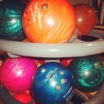 découvrez comment choisir la bonne boule de bowling adaptée à votre style de jeu, à votre poids et à vos préférences. nous vous guidons à travers les différents types de boules pour optimiser vos performances sur la piste.