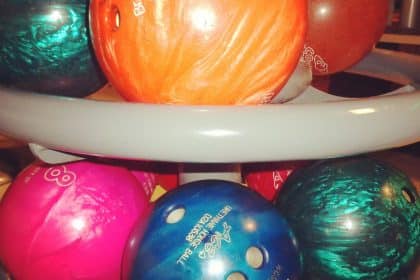 découvrez comment choisir la bonne boule de bowling adaptée à votre style de jeu, à votre poids et à vos préférences. nous vous guidons à travers les différents types de boules pour optimiser vos performances sur la piste.