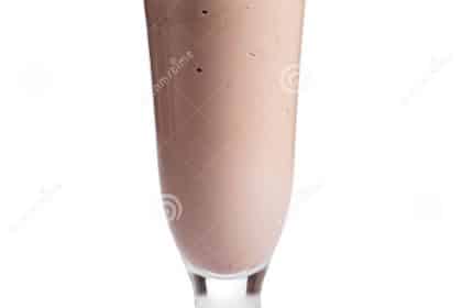 découvrez notre recette de milkshake au chocolat rapide et facile à réaliser ! en quelques minutes, régalez-vous avec ce délice crémeux, parfait pour les gourmands. idéal pour un goûter ou un dessert plaisant.