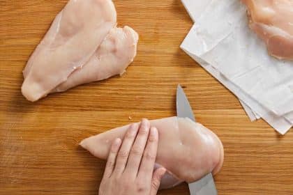 découvrez les dangers potentiels liés à la consommation de poulet rosé. informez-vous sur les risques pour la santé, les bonnes pratiques de cuisson et comment éviter les intoxications alimentaires.