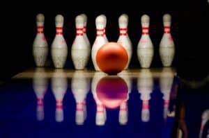 Comment choisir une boule de bowling personnalisée pour améliorer votre jeu