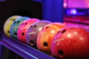 Comment choisir une boule de bowling personnalisée pour améliorer votre jeu